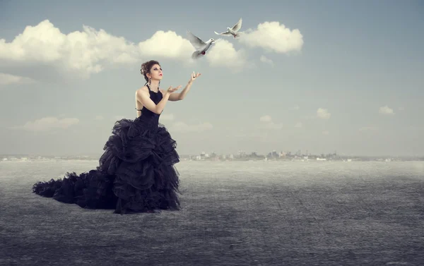 Mulher liberando pombas brancas — Fotografia de Stock