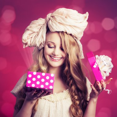 Kız bebek hediye kutusu ile