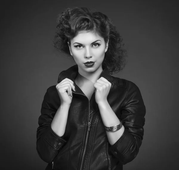 Femme avec coiffure élégante — Photo