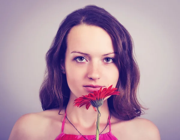 Mulher com flor de gerber — Fotografia de Stock