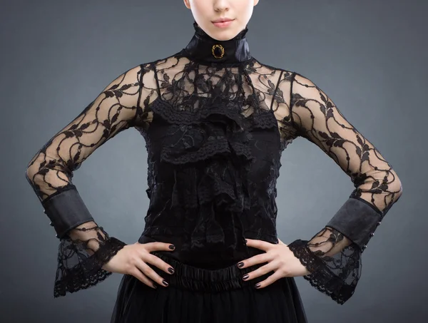 Kvinna i snygg retro svart klänning — Stockfoto