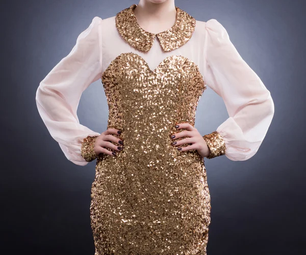 Mujer en vestido elegante con lentejuelas de oro — Foto de Stock