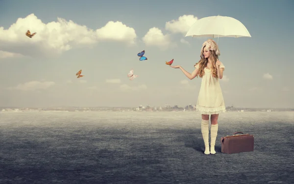 Menina com guarda-chuva captura borboletas . — Fotografia de Stock