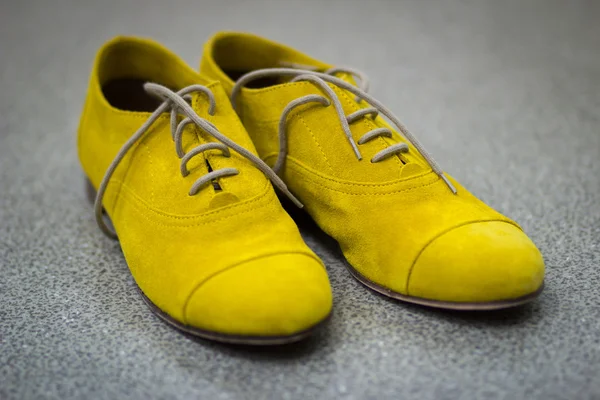 Yellow suede shoes — Stock Photo, Image