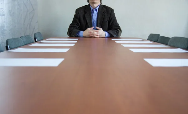 Geschäftsmann sitzt am Tisch — Stockfoto