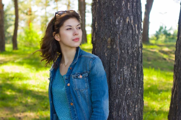 Femme marchant dans la forêt d'été . — Photo