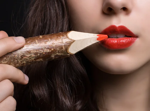 Vrouw schildert lippen met potlood. — Stockfoto