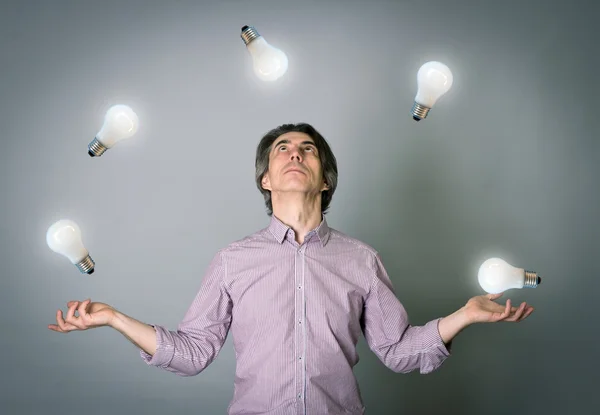 Man juggling dengan bola lampu — Stok Foto