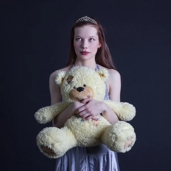 Meisje in tiara met teddy bear — Stockfoto