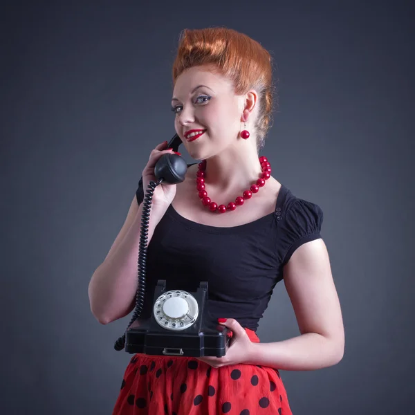 Kobieta rozmawia z telefonu stacjonarnego retro — Zdjęcie stockowe