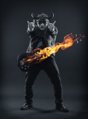 Rock müzisyeni korkunç maskeli