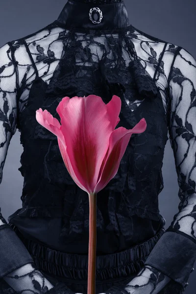 Mujer sosteniendo tulipán detrás de espalda —  Fotos de Stock