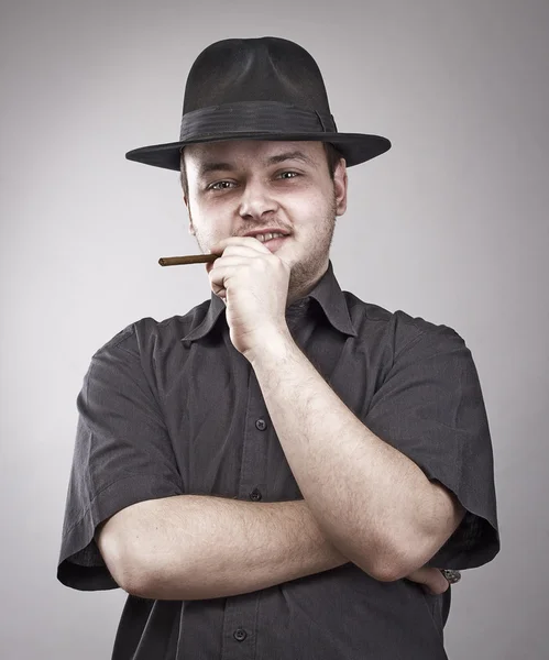 Gangster utseende med hatt och cigarr — Stockfoto