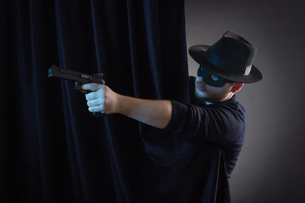 Rapinatore in maschera con pistola — Foto Stock