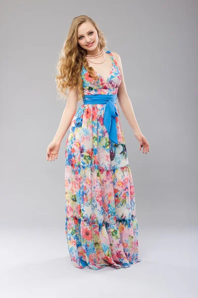 Kadın uzun yaz elbise — Stok fotoğraf