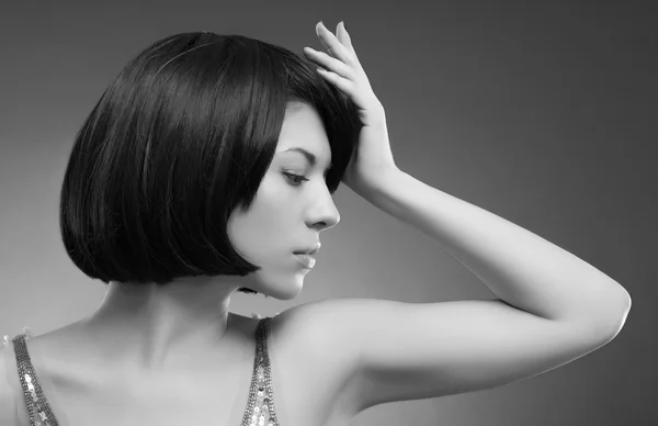 Ung kvinna med snygg frisyr — Stockfoto