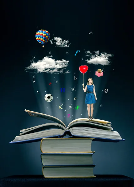 Femme avec ballon satandant sur le livre magique — Photo