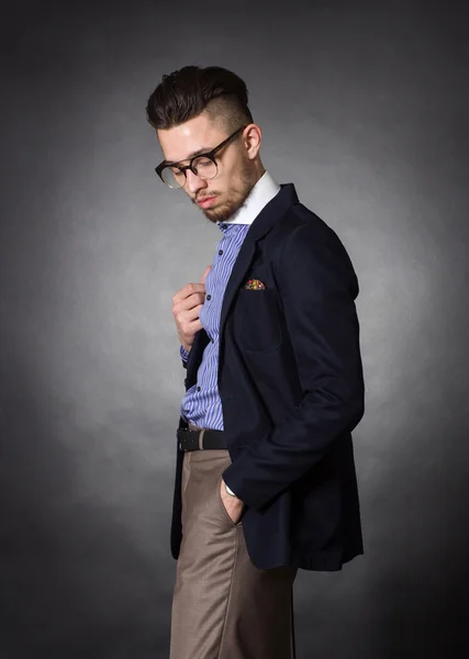 Hipster homme en lunettes et veste . — Photo