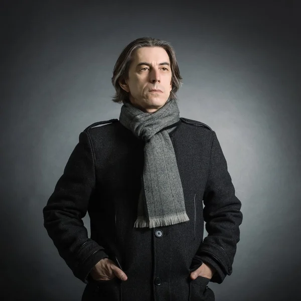 Uomo in cappotto nero e sciarpa — Foto Stock