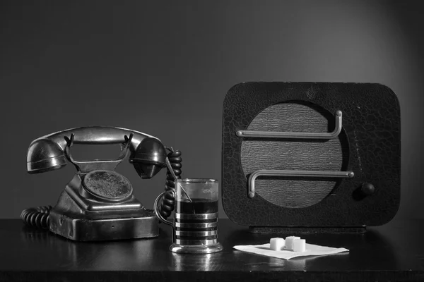 Stary telefon, herbata, cukier i radio — Zdjęcie stockowe