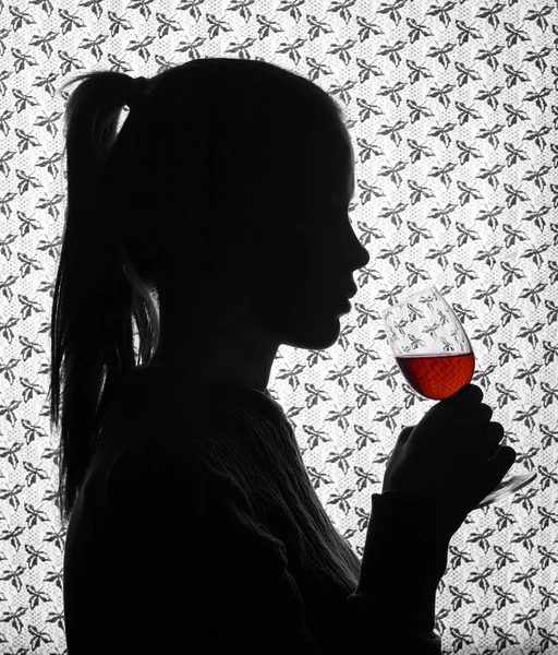 Kvinna med ett glas rött vin. — Stockfoto