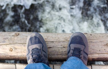 Adam ahşap köprü üzerinde ayakta bacaklar