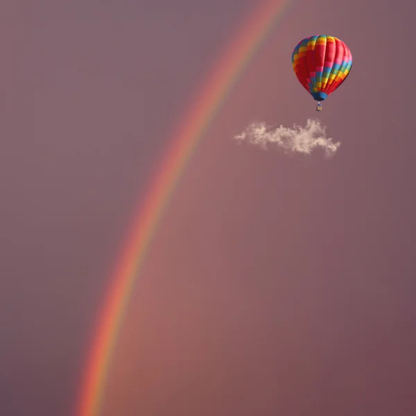 Globo de aire volando por el cielo —  Fotos de Stock