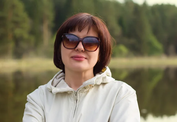 Middelbare leeftijd vrouw in zonnebril — Stockfoto