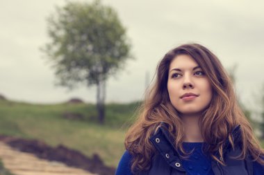 açık havada genç güzel kadın