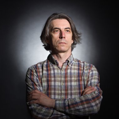 Kareli gömlekli ciddi adam