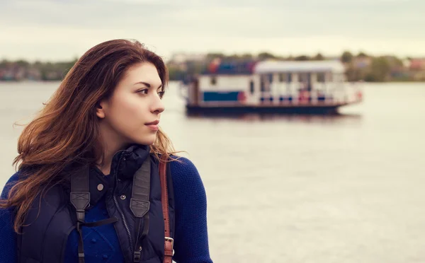 Giovane donna alla riva del fiume . — Foto Stock