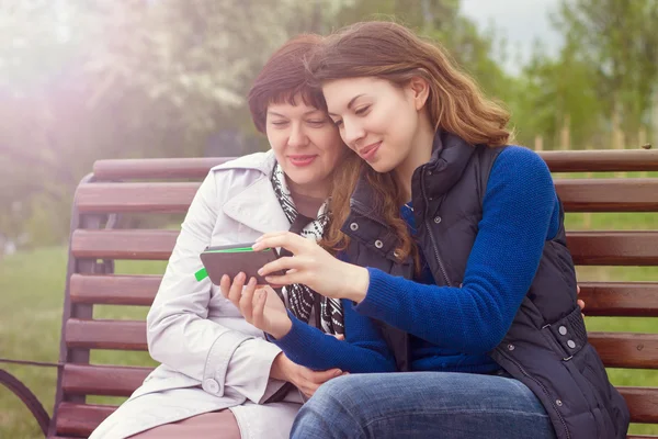 Mother and daughter making selfe outdoors — Stock Photo, Image