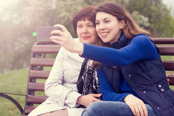 Mor och dotter att göra selfe utomhus — Stockfoto