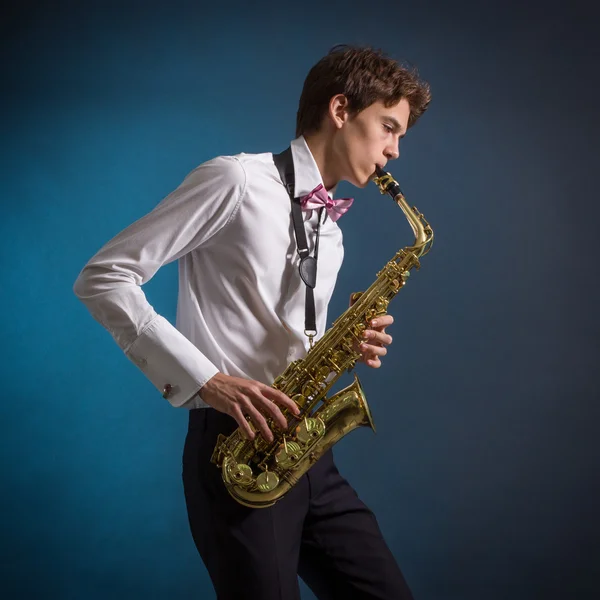 Jovem toca saxofone — Fotografia de Stock