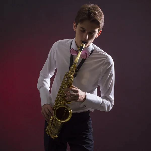 Homme joue du saxophone — Photo