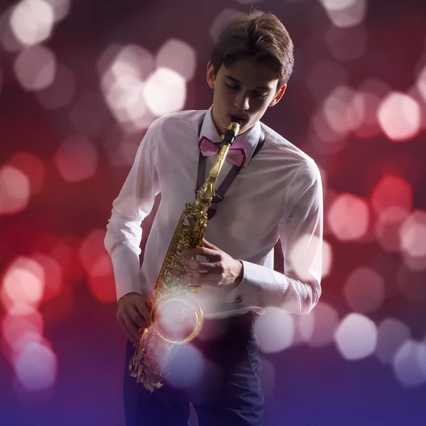 Ung man spelar saxofon — Stockfoto