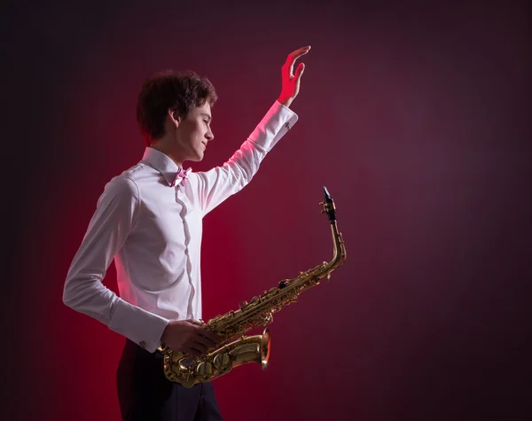 Člověk hraje saxofon — Stock fotografie