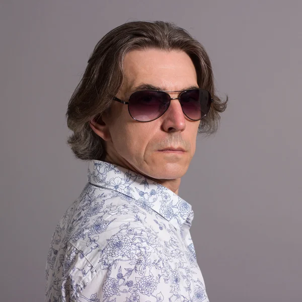 Mature man in sunglasses. — Stock Photo, Image