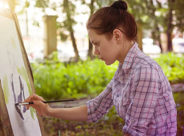 Young woman in painting outdoors. — ストック写真