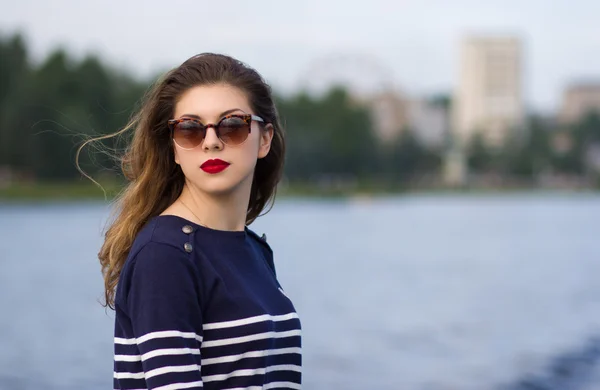 Hermosa mujer joven en gafas de sol — Foto de Stock