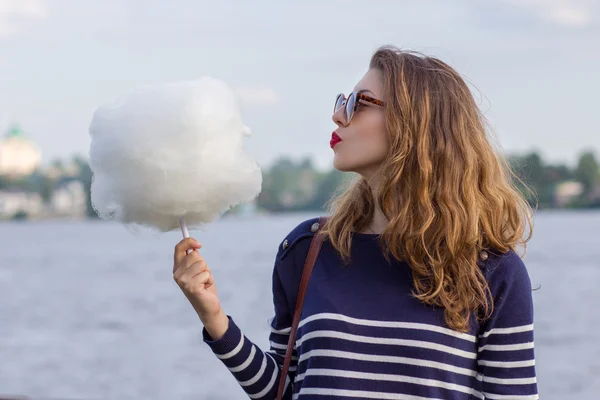 Chica comiendo algodón de azúcar —  Fotos de Stock