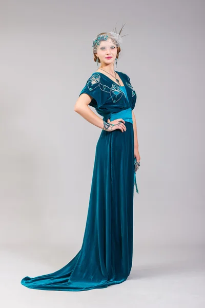 Elegante vrouw met kapsel en blauwe jurk — Stockfoto