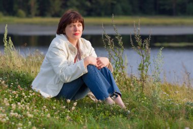 Orta yaşlı bir kadın zevk doğa