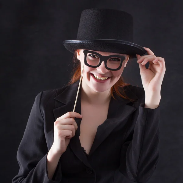 Женщина в карнавальных очках и шляпе — стоковое фото