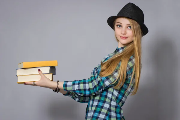 Flicka hipster med böcker — Stockfoto