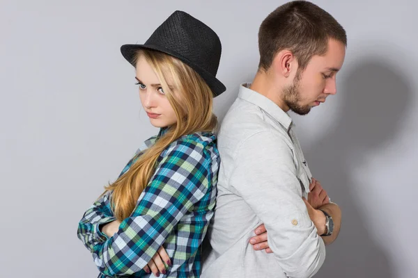 Mädchen und Mann verletzten sich gegenseitig. — Stockfoto