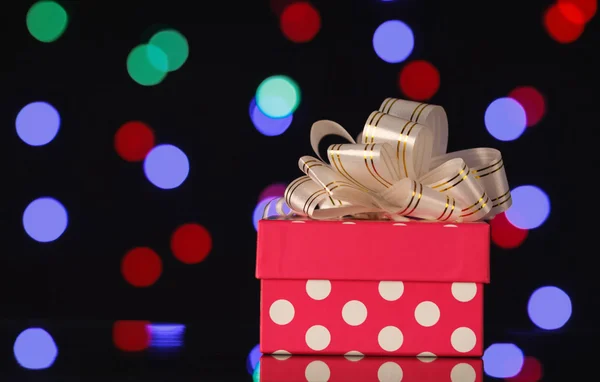 De doos van de rode gift van Kerstmis met strik — Stockfoto