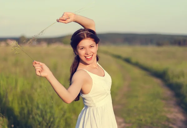 Jovem mulher em um vestido branco — Fotografia de Stock