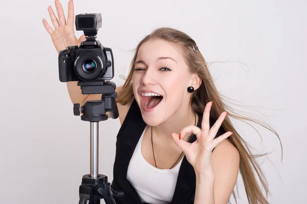 Jonge vrouw met camera — Stockfoto