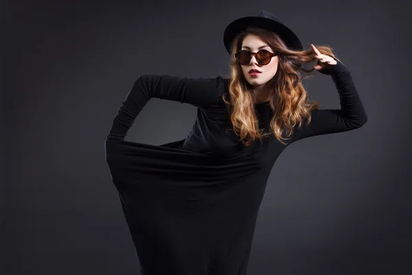 Mujer con estilo en sombrero negro y gafas de sol —  Fotos de Stock